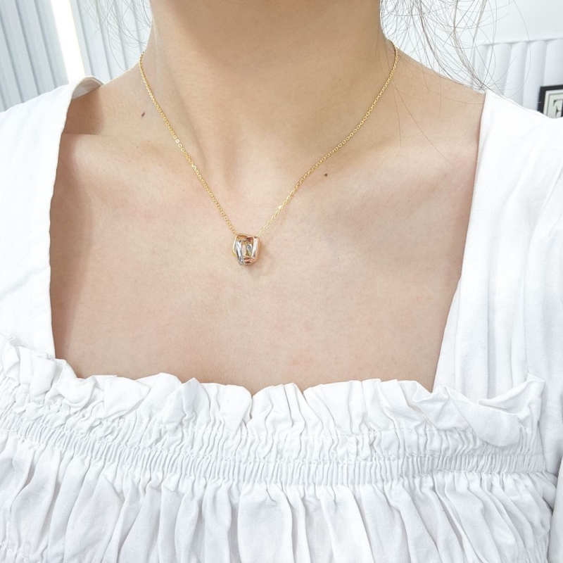 Ca*t1er necklaces